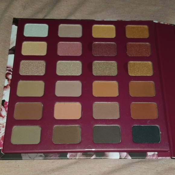 New Gift of Beauty Holiday Collection Makeup Set - Picture 3 of 5